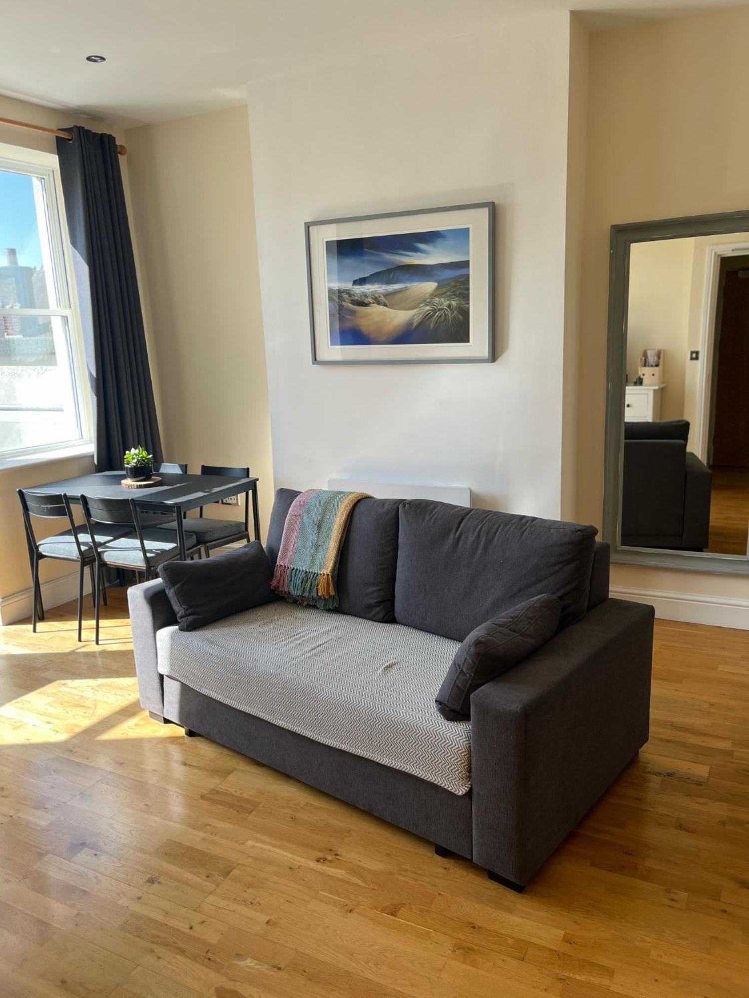 Apartment - Sleeps 6 - Castle & Stadium Nearby *