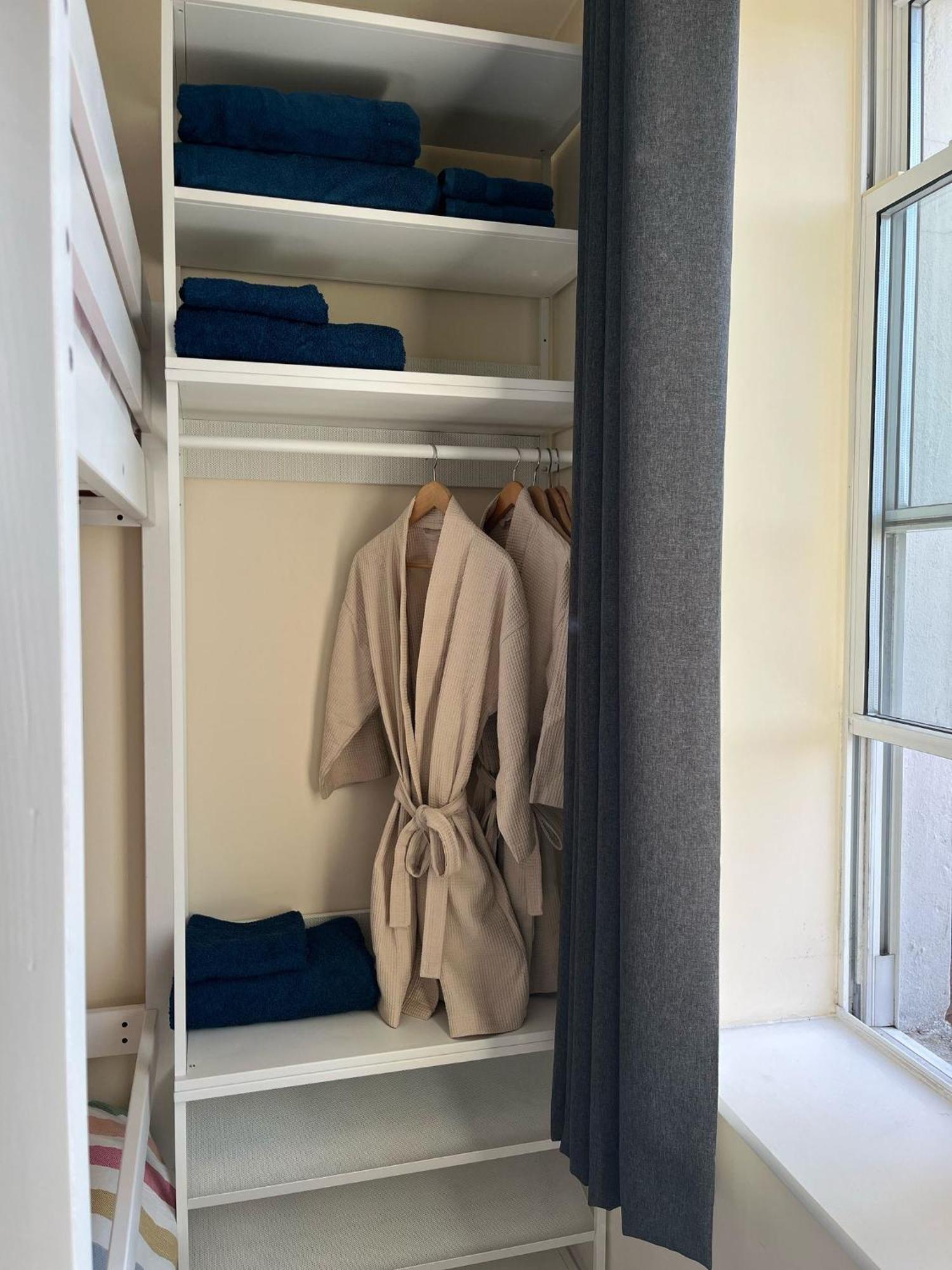 - Sleeps 6 - Castle & Stadium Nearby *